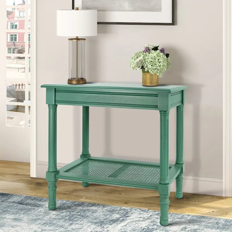 Table d'appoint crème avec étagère inférieure en rotin, silhouette épurée, plusieurs options de couleurs, accent polyvalent