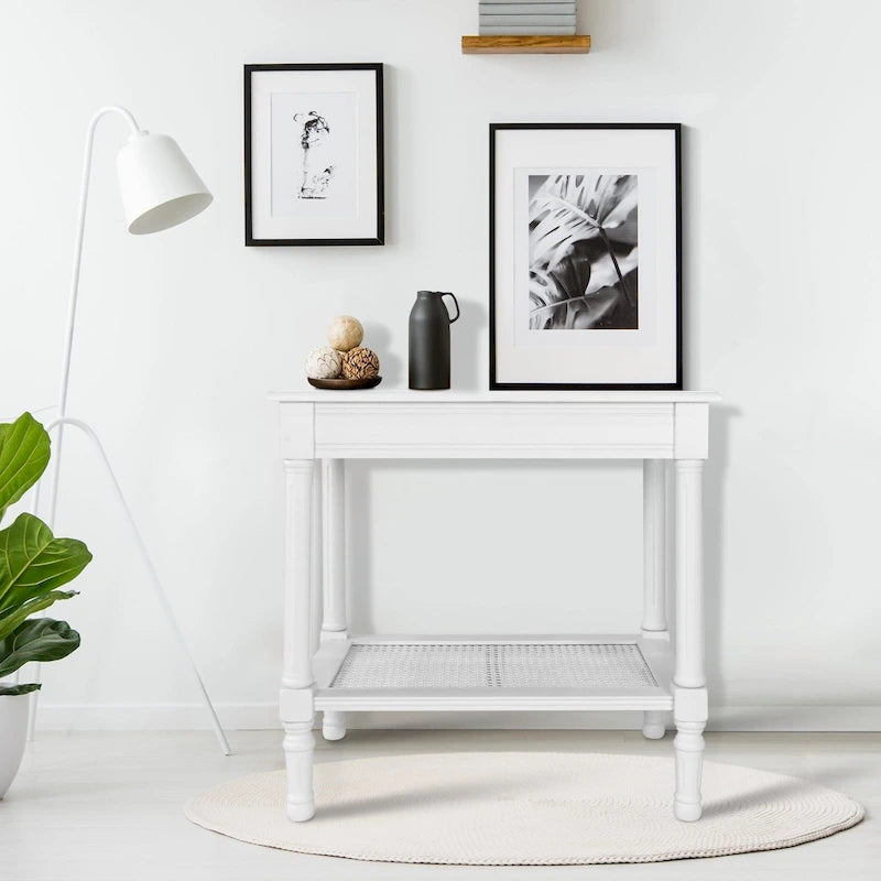 Table d'appoint crème avec étagère inférieure en rotin, silhouette épurée, plusieurs options de couleurs, accent polyvalent