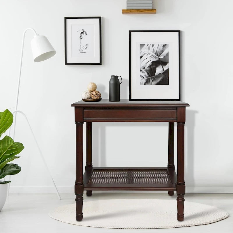 Table d'appoint crème avec étagère inférieure en rotin, silhouette épurée, plusieurs options de couleurs, accent polyvalent