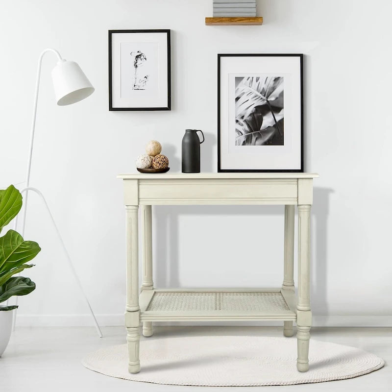 Table d'appoint crème avec étagère inférieure en rotin, silhouette épurée, plusieurs options de couleurs, accent polyvalent