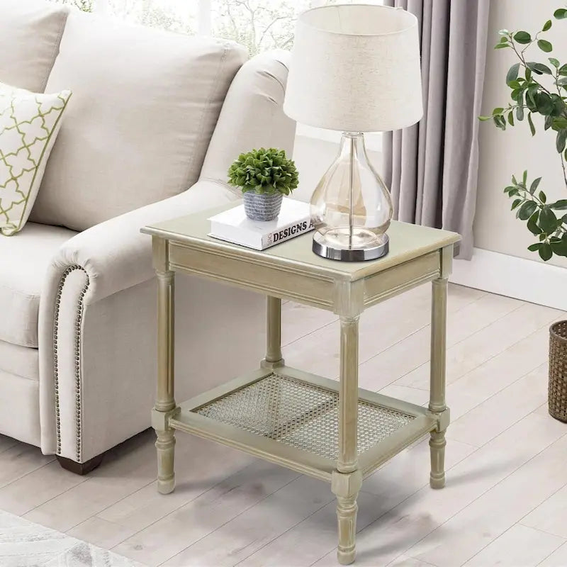Table d'appoint crème avec étagère inférieure en rotin, silhouette épurée, plusieurs options de couleurs, accent polyvalent