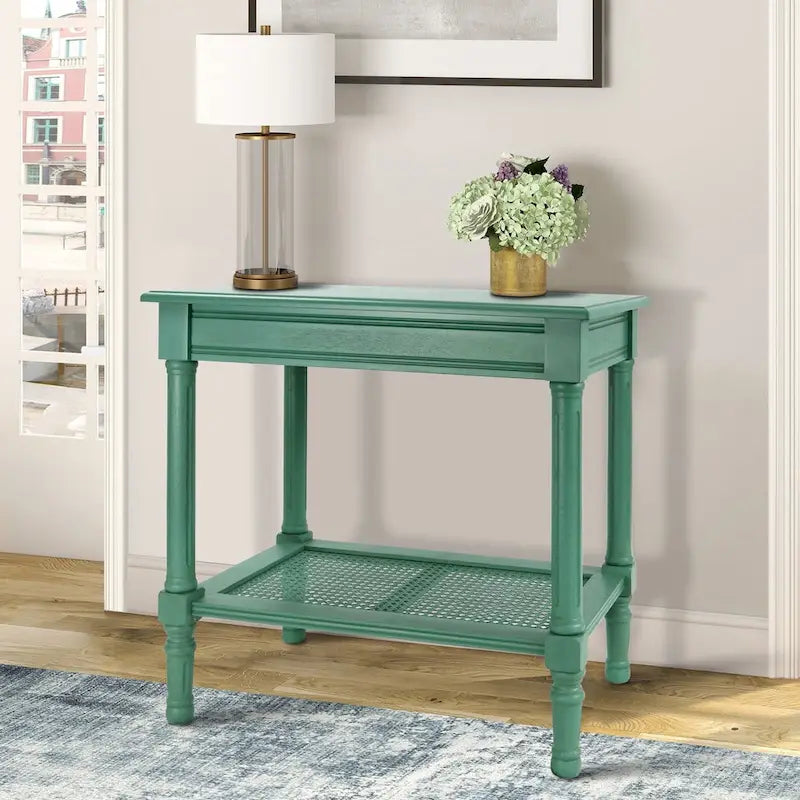 Table d'appoint crème avec étagère inférieure en rotin, silhouette épurée, plusieurs options de couleurs, accent polyvalent