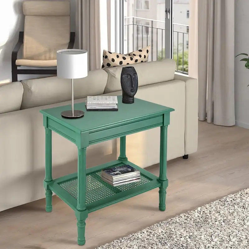 Table d'appoint crème avec étagère inférieure en rotin, silhouette épurée, plusieurs options de couleurs, accent polyvalent