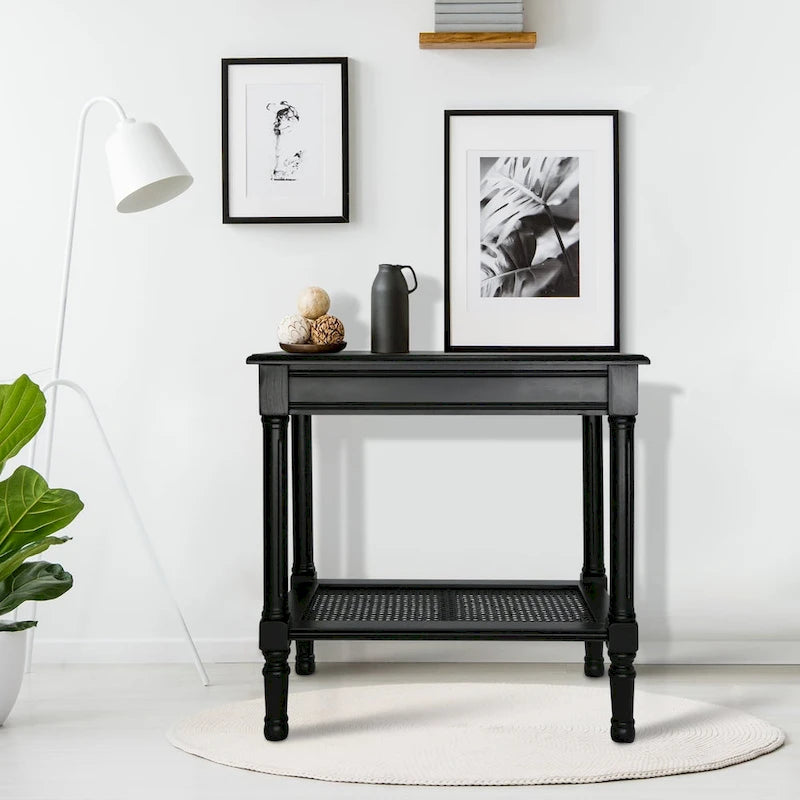 Table d'appoint crème avec étagère inférieure en rotin, silhouette épurée, plusieurs options de couleurs, accent polyvalent
