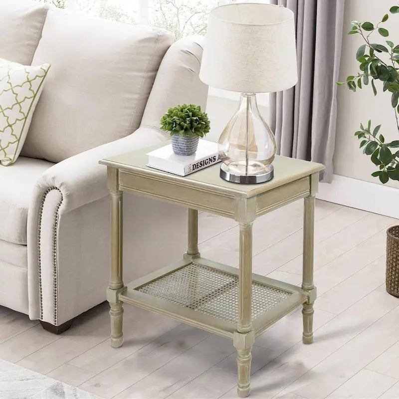 Table d'appoint crème avec étagère inférieure en rotin, silhouette épurée, plusieurs options de couleurs, accent polyvalent