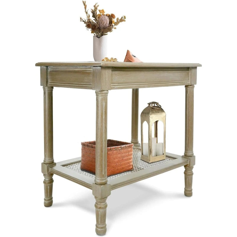 Table d'appoint crème avec étagère inférieure en rotin, silhouette épurée, plusieurs options de couleurs, accent polyvalent