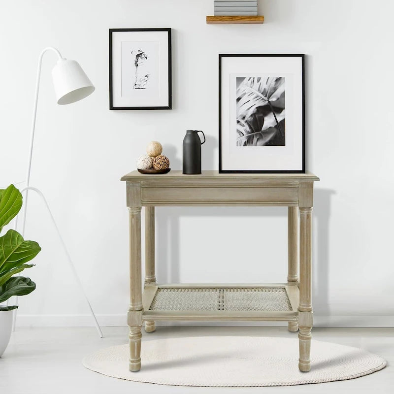 Table d'appoint crème avec étagère inférieure en rotin, silhouette épurée, plusieurs options de couleurs, accent polyvalent