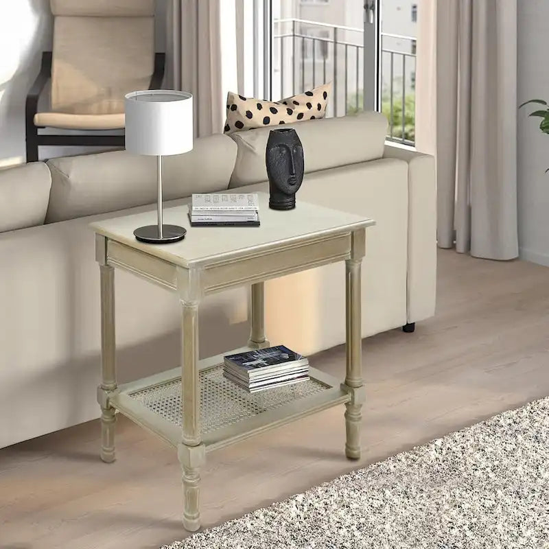 Table d'appoint crème avec étagère inférieure en rotin, silhouette épurée, plusieurs options de couleurs, accent polyvalent