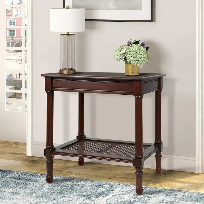 Table d'appoint crème avec étagère inférieure en rotin, silhouette épurée, plusieurs options de couleurs, accent polyvalent