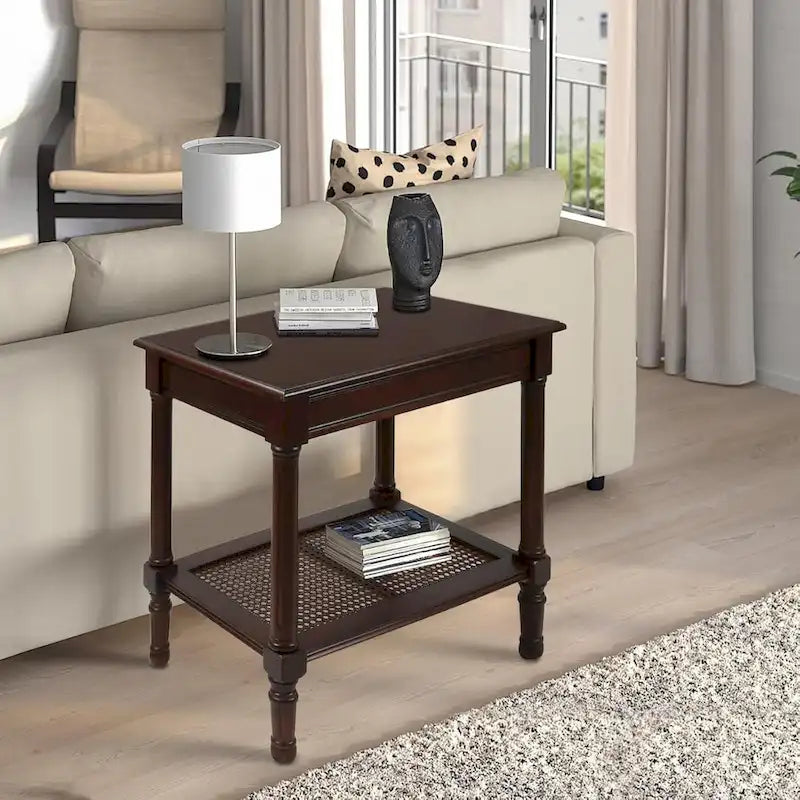 Table d'appoint crème avec étagère inférieure en rotin, silhouette épurée, plusieurs options de couleurs, accent polyvalent