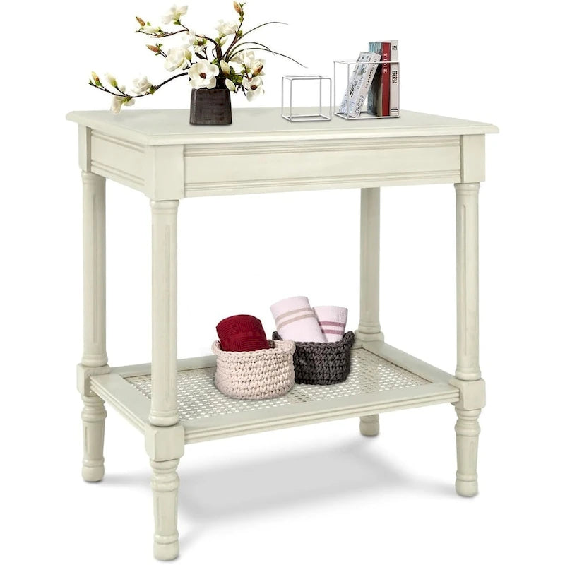 Table d'appoint crème avec étagère inférieure en rotin, silhouette épurée, plusieurs options de couleurs, accent polyvalent
