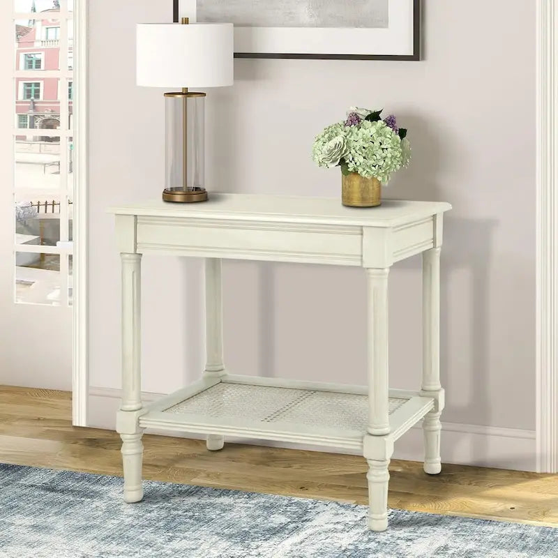 Table d'appoint crème avec étagère inférieure en rotin, silhouette épurée, plusieurs options de couleurs, accent polyvalent