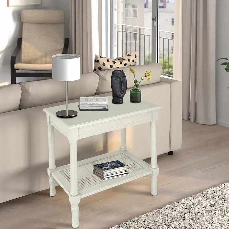 Table d'appoint crème avec étagère inférieure en rotin, silhouette épurée, plusieurs options de couleurs, accent polyvalent